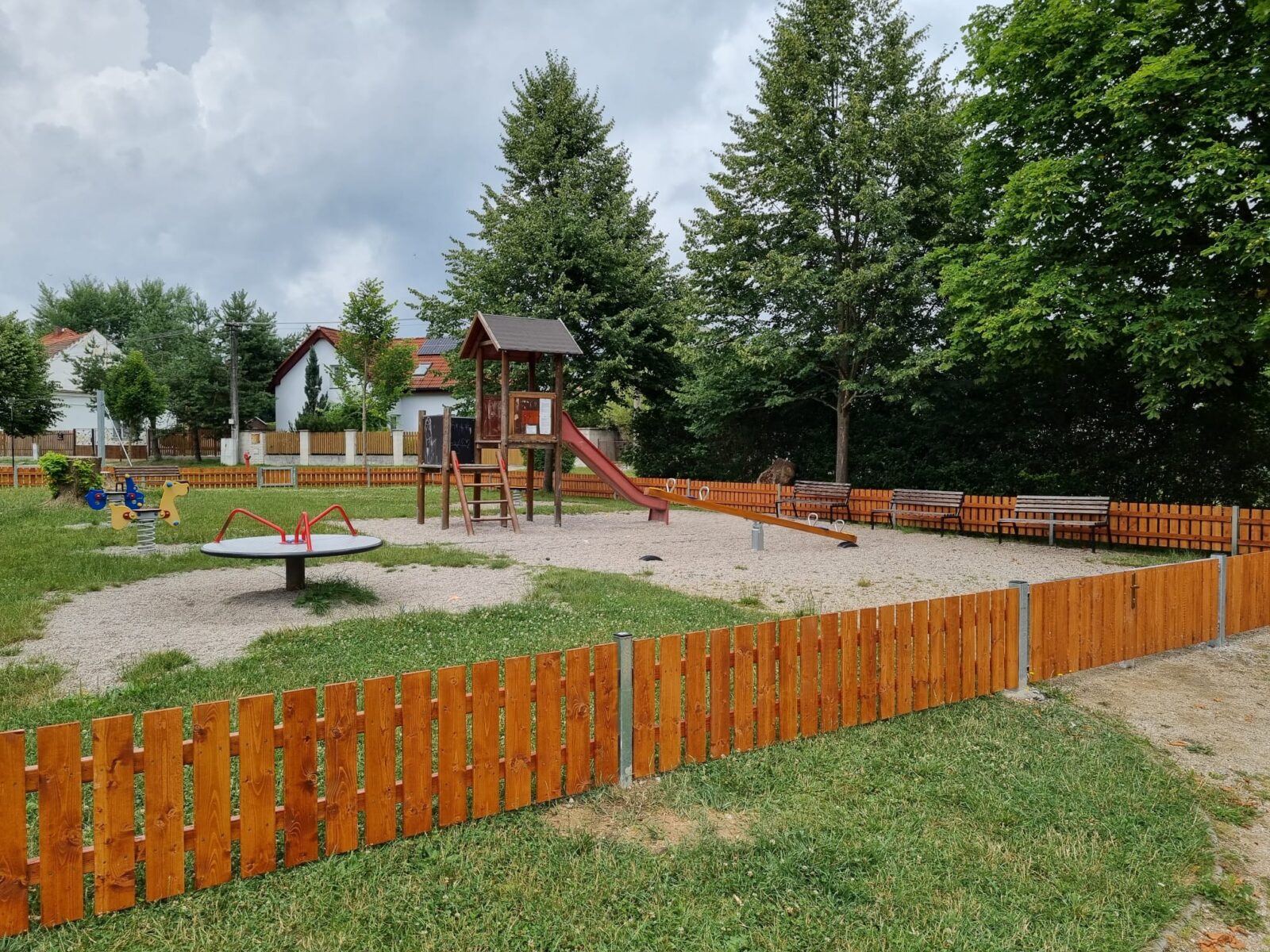 Plot u dětského hřiště